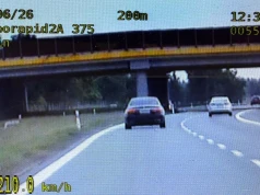210 km/h na S17. Kierowca Mercedesa tłumaczył, że spieszył się z lotniska do domu
