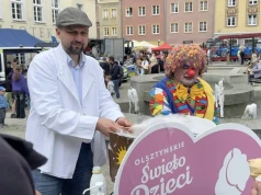 Prezydent Olsztyna rozdawał dzieciom watę cukrową. Tysiące mieszkańców na Starym Mieście