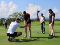 Golfowe przedpołudnie uczniów zaolziańskich szkół. Do Ropicy pojechali laureaci konkursu matematycznego Pikommat