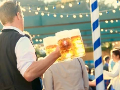 Niemcy ustalili ceny piwa na Oktoberfest 2026. Za litrowy kufel trzeba będzie słono zapłacić