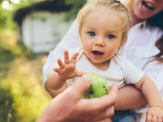 Czy dzieci dwujęzyczne zaczynają mówić później? Badacze z UW obalili mit