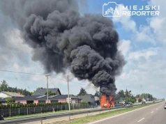 Bus stanął w płomieniach po zderzeniu z ciężarówką