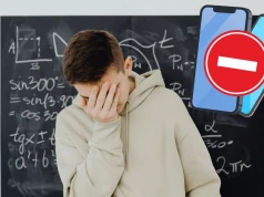 Nadchodzi koniec smartfonów w polskich szkołach. Szafka albo kara