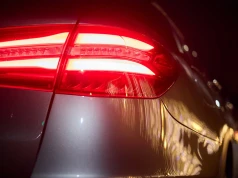 Auto przed tobą zacznie migać przy hamowaniu. To nie awaria, tylko nowy obowiązek