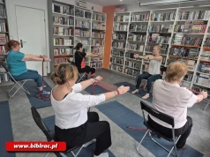 Joga na krześle w bibliotece na Ostrogu