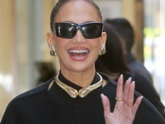 Posągowa Jennifer Lopez podbija Nowy Jork. Fason sukienki już jest hitem