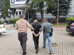 Pojechali zatrzymać 33-latka, w mieszkaniu znaleźli też poszukiwaną 50-latkę