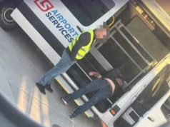 Wyniesiono go z samolotu. Teraz poseł PiS tłumaczy, co się stało