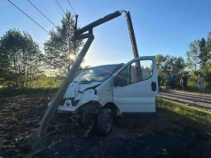 Roztrzaskał busa Renault o barierki, znak drogowy i betonowy słup. Porzucił auto i uciekł