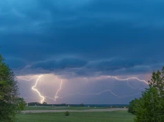 Zasłoń lustro i zdejmij zupę z gazu. Dawne przesądy związane z burzą