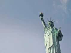 Dane z USA zaskoczyły, ISM i ADP rosną. Spadkowy sygnał dla cyklu Bitcoina?