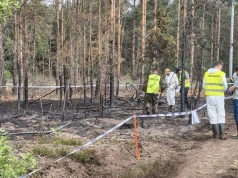 Policjanci Wydziału Dochodzeniowo-Śledczego KSP wraz z prokuratorami oraz biegłymi z zakresu pożarnictwa przeprowadzili oględziny pogorzeliska po ubiegłotygodniowym pożarze