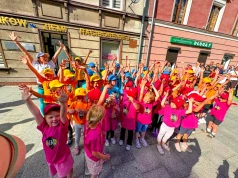 Mali tancerze, wielkie emocje! Zumba Kids Kidsiaki z Be Fit Fitness Room zachwyciły publiczność podczas Dnia Dziecka na Długiej