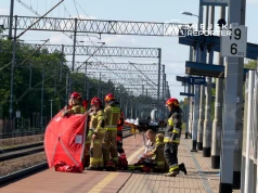 Poważny wypadek na stacji. Mężczyzna stał na krawędzi peronu, został zahaczony przez pociąg