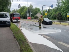 Zderzenie dwóch samochodów na Obrzeżnej Zachodniej. Strażak po służbie ruszył z pomocą