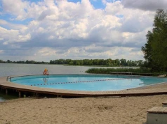 Proszą o niekorzystanie z basenu nad jeziorem