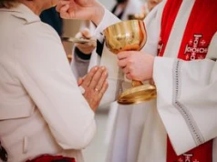 Przyjmowanie komunii bez spowiedzi to grzech? Arcybiskup wyjaśnia