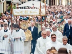 Tradycja nakazuje. Tłumy wiernych w procesjach na Boże Ciało