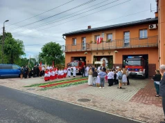 Strażacy od pokoleń tworzą ołtarze na Boże Ciało. Piękna tradycja wciąż żywa