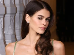 Kaia Gerber w białym, modnym płaszczyku. Idealny na chłodne lato