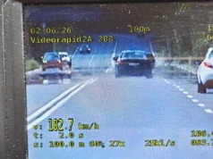 Przy ograniczeniu 70 km/h, kierowca BMW jechał ponad 180 km/h. Stracił prawo jazdy