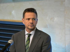 Trzaskowski tłumaczy się z niemieckiego siana. Polskie szkodzi?