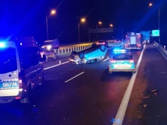 Poważne zdarzenie na autostradzie A4 pod Rzeszowem. Samochód dachował, droga jest zablokowana