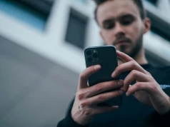 Ile traci na wartości używany smartfon? Zwlekanie ze sprzedażą może kosztować setki złotych
