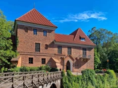 Zamek w Oporowie. Unikatowa warownia z legendą Białej Damy i muzeum