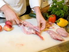 Deska drewniana czy plastikowa? Jedna opcja wygrywa, a nowy trend może ci tylko zaszkodzić