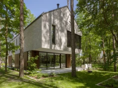 Pół godziny od Warszawy, a klimat jak w głębokim lesie. Ten dom zaskakuje architekturą