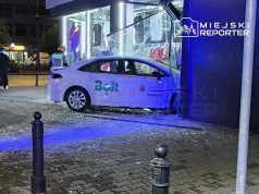 19-latek stracił panowanie nad Toyotą i wjechał w witrynę sklepu