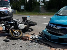 Zderzenie motocykla z osobówką. Zablokowana droga wojewódzka