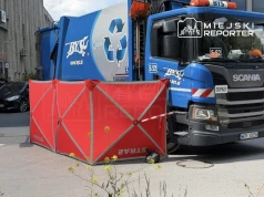 Kobieta weszła pod śmieciarkę. Uwięzioną, spod auta uwalniali strażacy