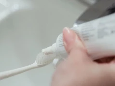 Nakładanie pasty na szczoteczkę nie jest tak oczywiste, jak myślisz. Wielu z nas popełnia błąd