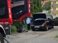 Samochód zaczął płonąć na parkingu w Szklarskiej Porębie. Ogień pojawił się we wnętrzu auta.