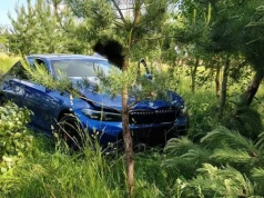 Nastolatek w BMW wypadł z drogi na pętli miejskiej w Ciechanowie. Uderzył w kilka drzew