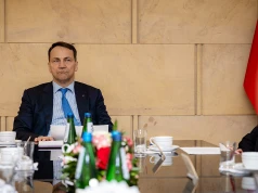 Sikorski: Rosja toczy przeciwko Polsce pełnoskalową wojnę kognitywną