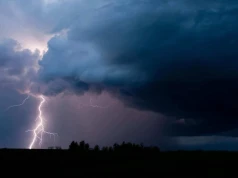 Burze z gradem nad Warmią i Mazurami. Pilny komunikat IMGW dla siedmiu powiatów