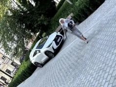 Zlikwidowali parking przed magistratem. Radna zaparkowała lexusem na chodniku i
