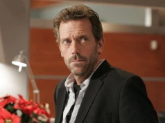 „Byłem lekko pijany”. Hugh Laurie wywołał gigantyczny skandal w sieci i musiał publicznie przeprosić za swoje zachowanie