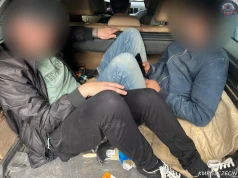 Osiem osób w jednym aucie i pijany kierowca. W bagażniku siedziało dwóch pasażerów