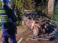 Tragiczny wypadek w Nowym Bukowcu. 19-latek uderzył w drzewo, auto spłonęło