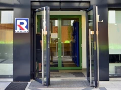 Tusk i dwie zamaskowane osoby. Taką grafikę wykreowała TV Republika