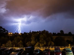 Uwaga na burze. IMGW wydał ostrzeżenia dla większości Polski. Pogoda wpłynie na ludzi