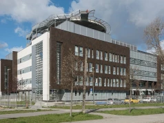 Młody lekarz z KO zarobił w rok 1,6 mln zł. Podczas dyżurów brylował w mediach