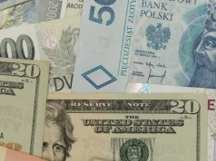 Bardziej „jastrzębi” Fed to nieco słabszy złoty. Kurs euro ruszył w górę