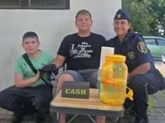 Młody chłopiec sprzedawał lemoniadę, a sąsiad zadzwonił po straż miejską…