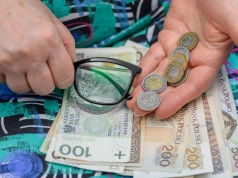 Nawet 1978,49 zł co miesiąc za urodzenie dziecka. Tym kobietom należy się dodatek z ZUS