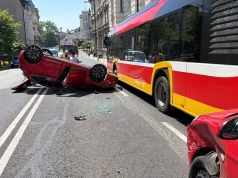 Zderzenie dwóch osobówek i autobusu w centrum. Jeden z samochodów dachował